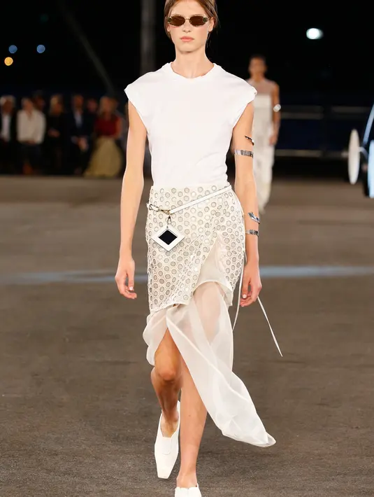 Meski bersifat personal dan intuitif, Tory Burch menghadirkan koleksi ini dengan perspektif baru. Menggabungkan dengan gaya signature-nya dan tren fashion yang disukai kaum modern. [Foto: Dok. Tory Burch]