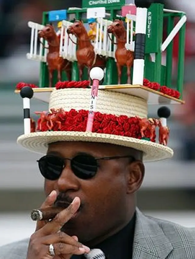 6 Topi Absurd Milik Bule Ini Bikin Tepuk Jidat, Absurd Banget