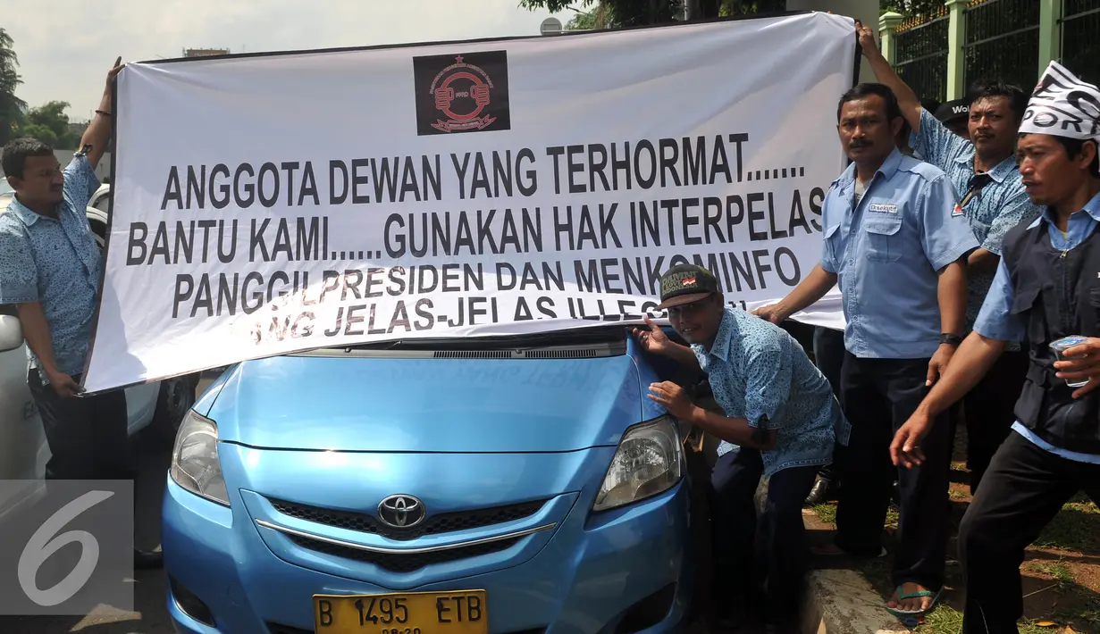 Sopir taksi saat mengelar aksi di depan Gedung DPR/MPR, Jakarta, Selasa (22/3). Ribuan Sopir taksi turun ke jalan. Mereka berdemonstrasi menolak keberadaan angkutan online berpelat hitam. (Liputan6.com/Johan Tallo)