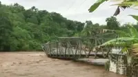 Detik-detik Jembatan Ponton di Kabupaten Empat Lawang Sumsel hanyut terbawa arus Sungai Musi (Liputan6.com / Nefri Inge)