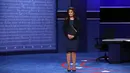 Elaine Quijano bersiap menjadi moderator tunggal debat perdana Cawapres AS di Longwood University, Virginia, Selasa (4/10). Elaine Quijano (41) juga menjadi moderator debat termuda yang pernah ada dalam sejarah pilpres AS. (Mark Wilson/Getty Images/AFP)