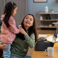 Pada tahap tumbuh kembang, anak sangat sensitif terhadap kata-kata yang mereka dengar. Afirmasi positif yang terdengar sederhana ternyata dapat membantu membentuk cara mereka memandang diri sendiri dan menilai kemampuan mereka. (foto/dok: freepik)