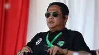 Anggota Komite Eksekutif PSSI, Endri Erawan saat menghadiri pembukaan Liga 2 2023/2024 di Stadion Surajaya, Lamongan, Jawa Timur, Minggu (10/9/2023). (Bola.com/Abdul Aziz)