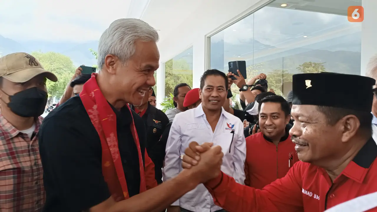 Capres Ganjar Pranowo menyapa pendukungnya di Kota Palu