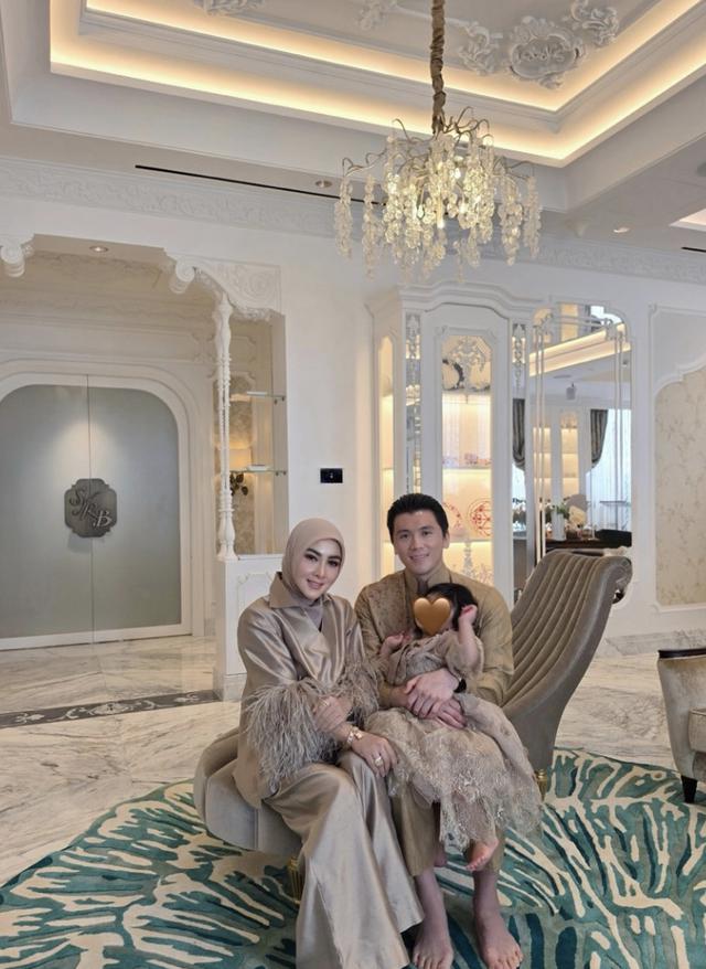 Dominasi Warna Putih dan Beige dengan Aksen Keemasan