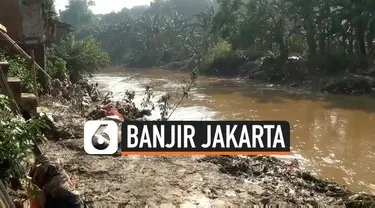 Banjir kiriman akibat hujan deras semalam melanda wilayah Pejaten Timur Jakarta Selatan. Warga dan petugas PPSU sejak pagi membersihkan lumpur akibat banjir di permukiman.