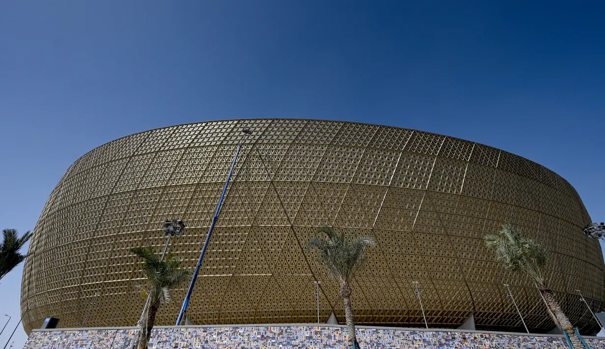 Pemandangan umum Lusail Stadium di pinggiran ibu kota Qatar, Doha, 28 Maret 2022. Stadion berkapasitas 80 ribu penonton ini akan menjadi tuan rumah final Piala Dunia 2022 pada bulan Desember mendatang. (GABRIEL BOUYS/AFP)