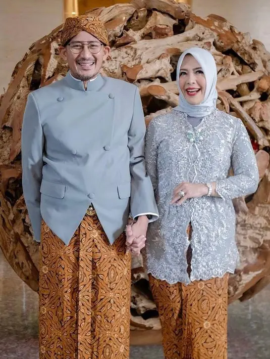 Menparekraf Sandiaga Uno dan sang istri Nur Asia Uno tampil kompak mengenakan beskap dan kebaya berwarna abu-abu. @nurasiauno.