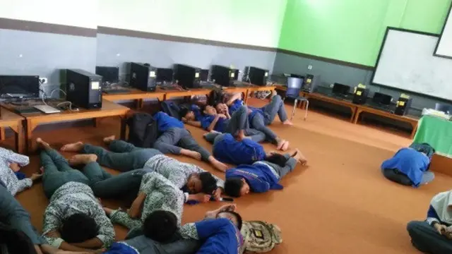 tidur di kelas (foto: brilio)