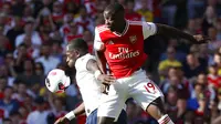 Striker Arsenal, Nicolas Pepe, berebut bola dengan pemain Tottenham Hotspur, Moussa Sissoko, pada laga Premier League 2019 di Stadion Emirates, Minggu (1/9). Kedua tim bermain imbang 2-2. (AP/Alastair Grant)