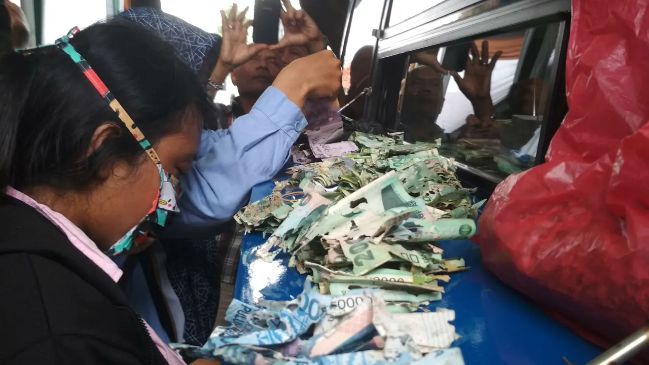 Saat Petugas BI Cirebon Melayani Penukaran Uang Kertas Rusak Dimakan Rayap
