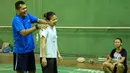 Greysia Polii dipijat oleh tim fisioterapi usai menjalani latihan jelang Kejuaraan Dunia BWF 2015 di Pelatnas Cipayung, Jakarta, Kamis (6/8/2015). (Bola.com/Vitalis Yogi Trisna)