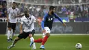 Gelandang Prancis, Nabil Fekir, menggiring bola saat melawan Albania pada laga Kualifikasi Piala Eropa 2020 di Stade de France, Paris, Sabtu (7/9). Prancis menang 4-1 atas Albania. (AFP/Lionel Bonaventure)