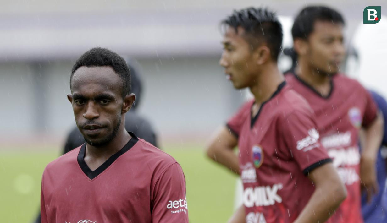Pemain Persita Tangerang, Ricky Kayame, saat sesi latihan jelang laga Shopee Liga 1 di Stadion Sport Center Tangerang, Kamis, (5/3/2020). Persita akan berhadapan dengan PSM Makassar. (Bola.com/M Iqbal Ichsan)