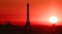 Menara Eiffel di Paris ditutup untuk umum karena gelombang panas melanda negeri itu. (dok. Thibaud MORITZ / AFP)
