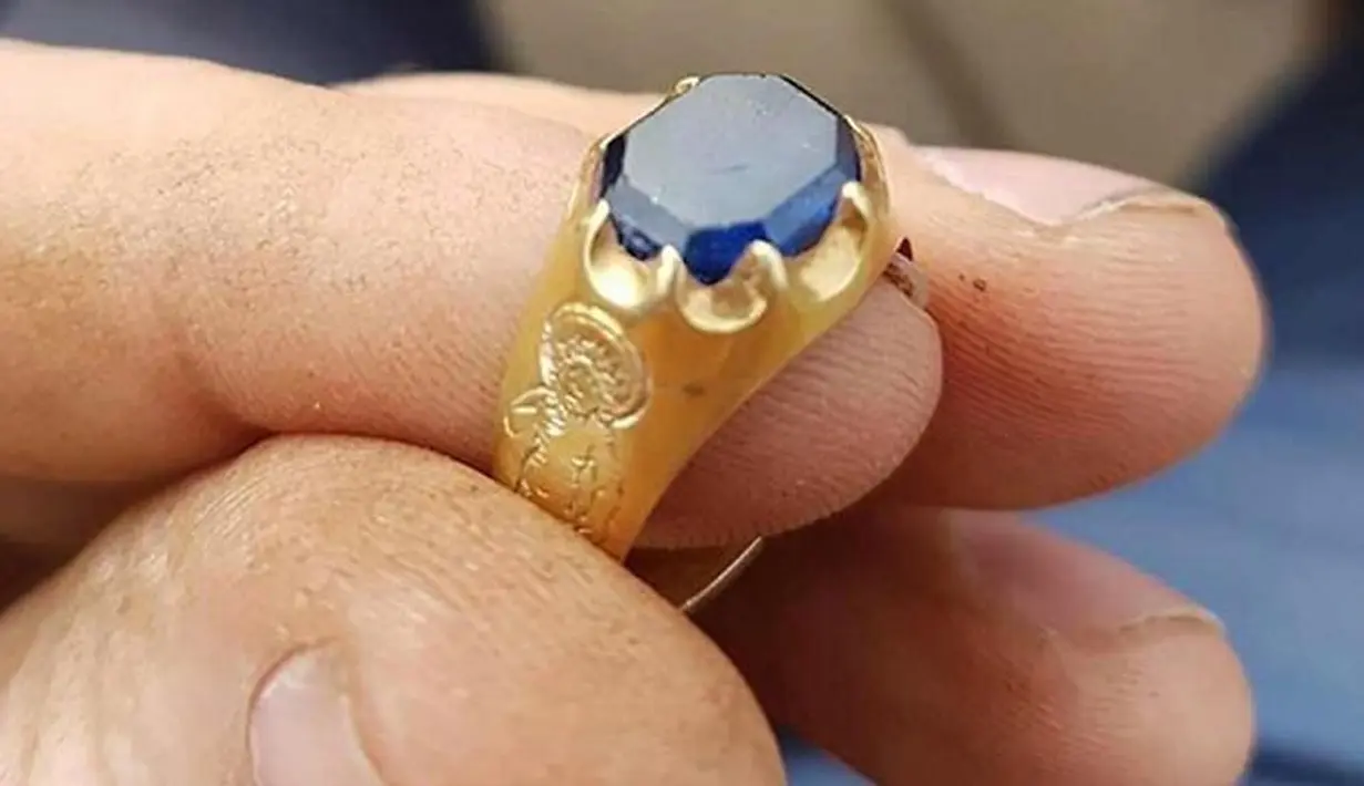 Seorang pemburu harta karun amatir dengan detektor logam menemukan sebuah cincin emas Abad Pertengahan yang dipasang dengan batu safir di Hutan Sherwood—dari Robin Hood yang legendaris. Para ahli telah memeriksa cincin itu dan percaya bahwa cincin itu mungkin berasal dari abad ke-14. Dok. Boredpanda