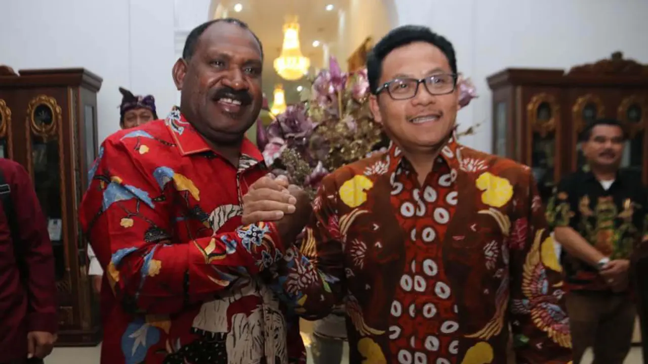 Jabat Erat Perdamaian Wali Kota Malang dan Bupati Puncak Papua