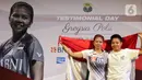 Pebulu tangkis ganda putri, Greysia Polii bersama Apriyani Rahayu berfoto bersama usai mengumumkan pengunduran dirinya secara resmi sebagai atlet professional di Istora Senayan Jakarta, Minggu (12/6/2022). Bersama Apriyani Rahayu, Greysia Polii mencetak sejarah dengan meraih emas di Olimpiade Tokyo 2020. (Liputan6.com/Helmi Fithriansyah)