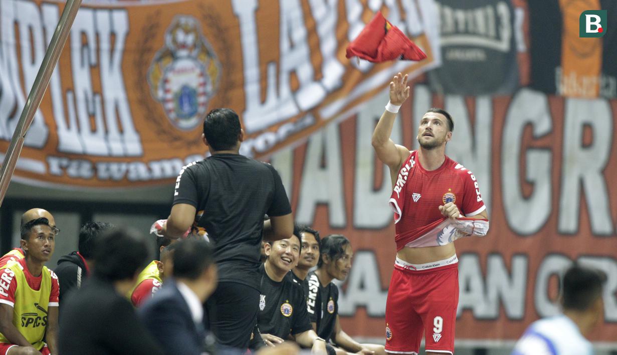 Striker Persija Jakarta, Marko Simic, mengganti baju yang robek saat melawan Selangor FA pada laga persahabatan di Stadion Patriot, Jawa Barat, Kamis (6/9/2018). Persija kalah 1-2 dari Selangor FA. (Bola.com/M Iqbal Ichsan)