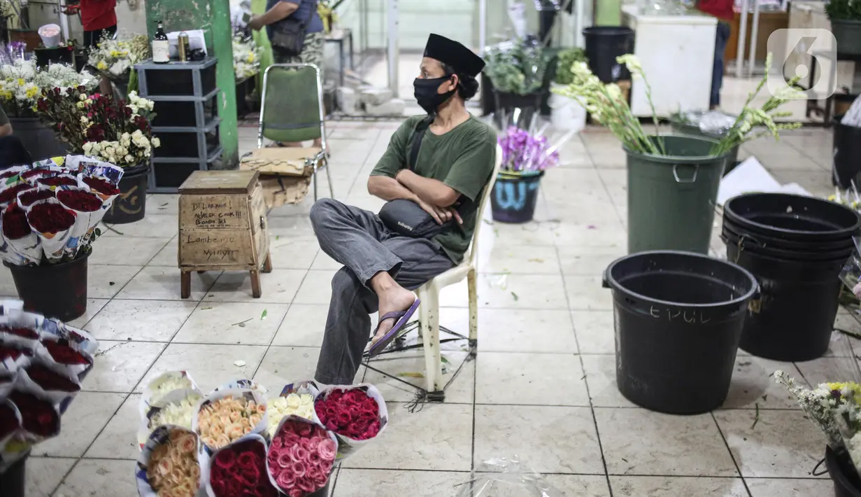 Pedagang bunga potong menunggu pembeli di Pasar Bunga Rawa Belong di Jakarta, Sabtu (23/5/2020). Menyambut Hari Raya Idul Fitri 1441 H, permintaan bunga potong untuk menghias rumah turun karena kurangnya minat masyarakat untuk keluar rumah disebabkan pandemi COVID-19. (Liputan6.com/Faizal Fanani)