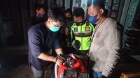 Pelaku Maling Motor Menunjukkan Ke Polisi Cara Membobol Sepeda Motor. (Kamis, 14/04/2022). (Liputan6.com/Yandhi Deslatama).