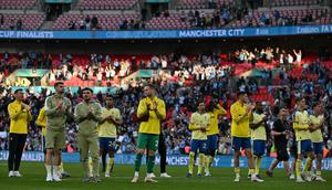 Pemain Southampton memberi aplaus fans di lapangan setelah pertandingan semifinal Piala FA melawan Manchester City di Stadion Wembley, London, 25 April 2026. (Ben Stansall / AFP)