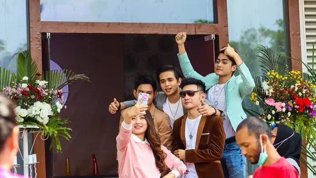 6 Potret Kebersamaan Natasha Wilona dan The Junas Monkey di Balik Layar, Kompak