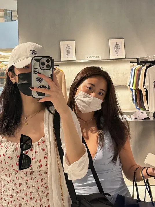 Ini momen Rachel dan Jennifer, nama Amerika Yunjin saat ngumpul bareng. [Instagram.com/rachel.huh]