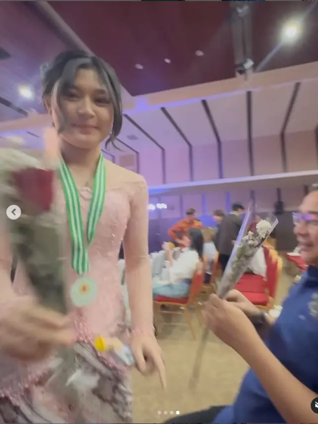 6 Potret Nasha Anaya Wisuda Lulus SMP, Bawa Bunga untuk Pasha dan Okie Agustina