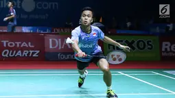 Tunggal putra Indonesia, Anthony Sinisuka Ginting mengambil kok dari pebulu tangkis Belanda, Mark Caljouw pada babak 32 besar Indonesia Open 2018, Istora GBK, Jakarta, Rabu (4/7). Anthony menang 21-9, 21-17. (Liputan6.com/Helmi Fithriansyah)