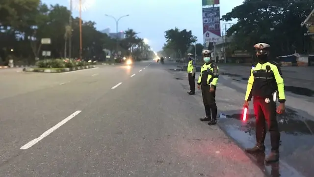 Sejumlah personel Polresta Pekanbaru menjaga Jalan Jenderal Sudirman agar tidak dijadikan arena balap liar.