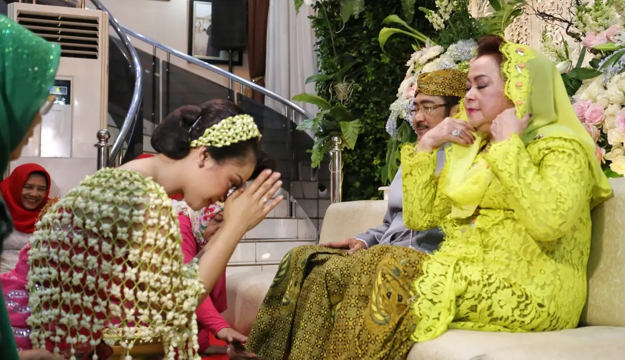 "Papa, Mama yang Sheza sayangi. Sheza minta izin kepada papa mama untuk menikahkan Sheza dengan pria pilihan Sheza," ujar Sheza sambil menangis di depan kedua orangtuanya. (Adrian Putra/Bintang.com)