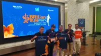 Ibnu Jamil (kiri kedua) dan Sunaro (tengah) memperkenalkan race pack BRILian Run 2019 di Gedung Parkir BRI 1 pada Rabu (20/11/2019). (Bola.com/Tegar Juel)