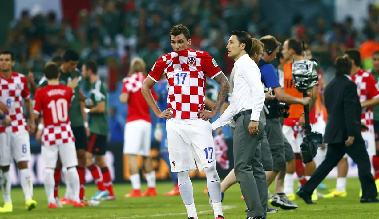 Ekspresi Mario Mandzukic (17) bersama pelatih Kroasia, Niko Kovac, saat dikalahkan Meksiko 1-3 dan gagal masuk ke fase 16 besar Piala Dunia 2014, Brasil, (24/6/2014). (REUTERS/Eddie Keogh)