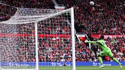 Kiper Manchester United, Andre Onana berusaha menghalau bola tendangan pemain RC Lens, Florian Sotoca pada laga uji coba pramusim di Old Trafford, Manchester, Sabtu (05/08/2023). (AFP/Darren Staples)