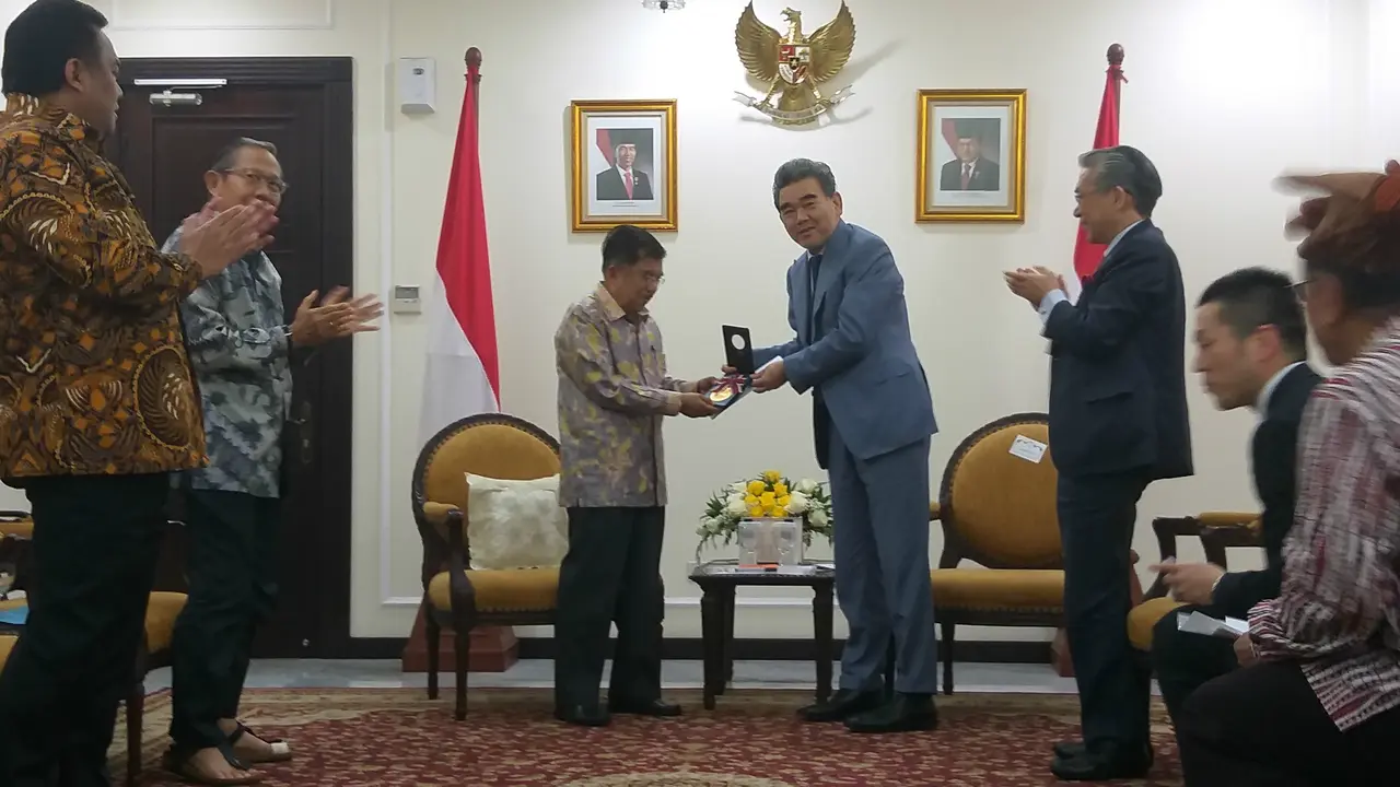 Wakil Presiden Jusuf Kalla menerima kedatangan Rektor Universitas Hiroshima Mitsuo Ochi.
