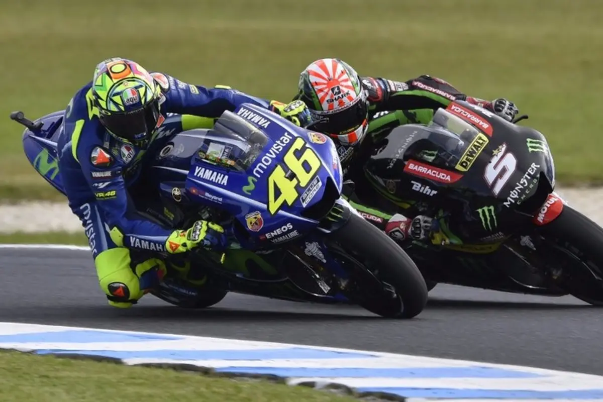 Johann Zarco dan Valentino Rossi (kiri)