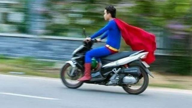 Bikin Tepuk Jidat, 7 Kelakuan Absurd Orang Saat Naik Motor