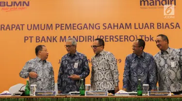 Wadirut Bank Mandiri Sulaiman A. Arianto, Komut Bank Mandiri Hartadi A. Sarwono, Dirut Bank Mandiri Kartika Wirjoatmodjo, Wakomut Bank Mandiri Imam Apriyanto Putro, Direktur Corporate Banking Bank Mandiri Royke Tumilaar berbincang saat RUPSLB, Jakarta, Rabu (28/8/2019). (Liputan6.com/Faizal Fanani)