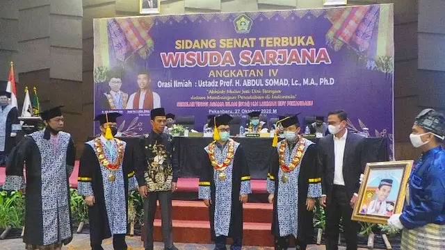 Ustaz Abdul Somad menerima kenang-kenangan dari senat STAI Lukman Edy.