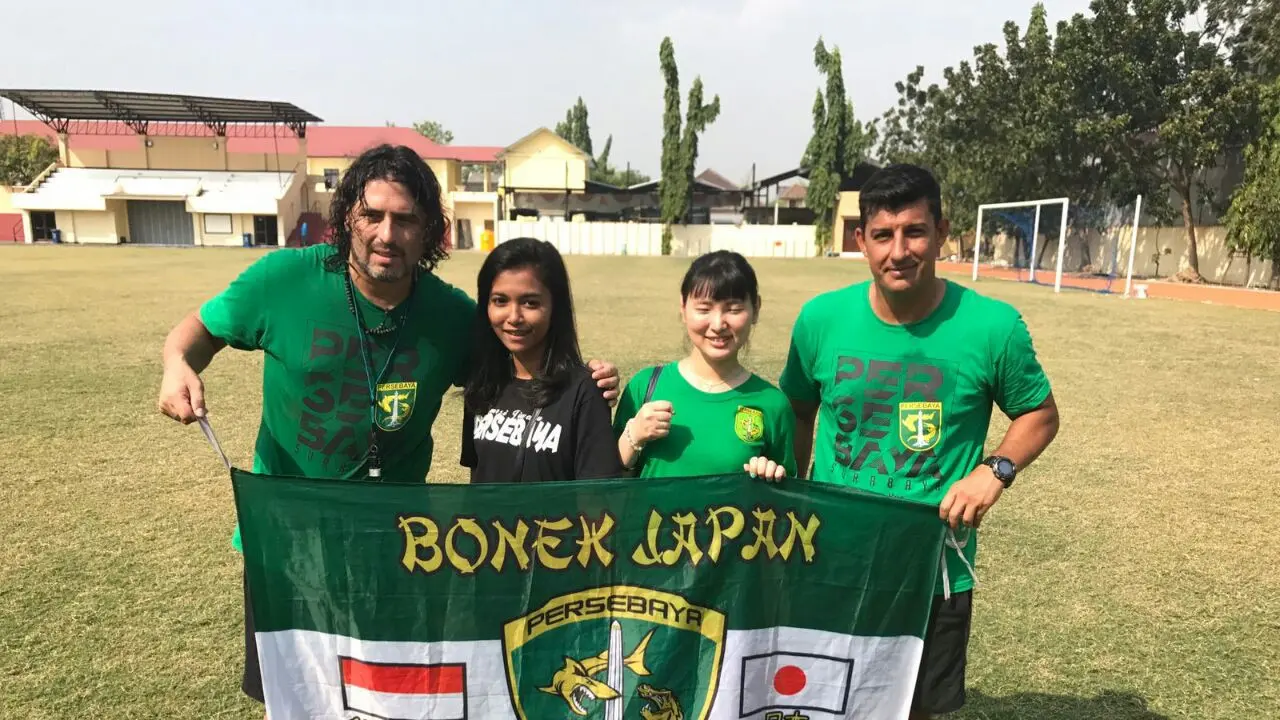 Bonek asal Jepang mengunjungi latihan Persebaya Surabaya (Liputan6.com / Dimas Angga P)
