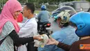 Citizen6, Surabaya: SMKF dan Sekesal Pusdikkes, Kobangdikal menggelar kegiatan sosial dengan membagikan takjil dan Zakat Fitrah ke yayasan yatim piatu dan yayasan panti jompo, Rabu,(15/8). (Pengirim: Penkobangdikal).