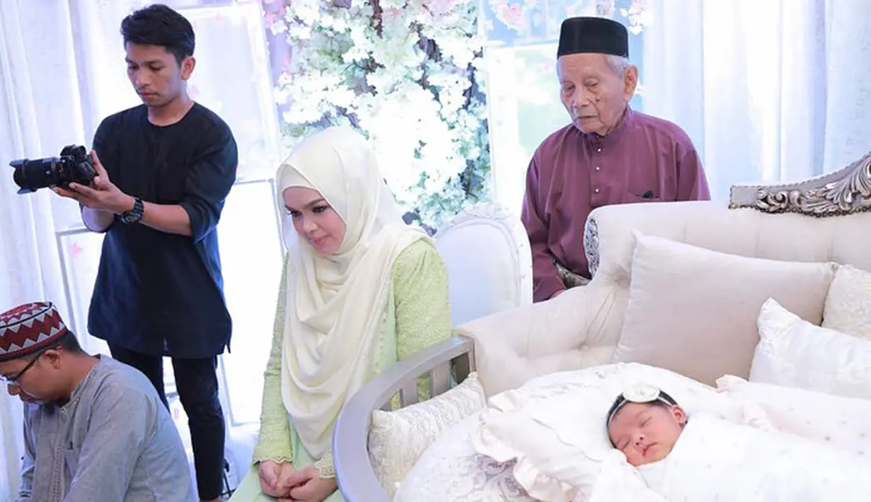 Penyanyi Siti Nurhaliza saat menggelar acara akikah anak pertama mereka, Siti Aafiyah. Layaknya sang putri Raja, acara akikah anak Diva Malaysia ini terlihat cukup mewah bahkan setara acara pernikahan. (instagram.com/ctdk)