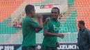 Ferdinand Sinaga dan Dedi Kusnandar menikmati sesi uji coba lapangan jelang leg pertama Final Piala AFF 2016  di Stadion Pakansari, Bogor (13/12/2016).  (Bola.com/Nicklas Hanoatubun)