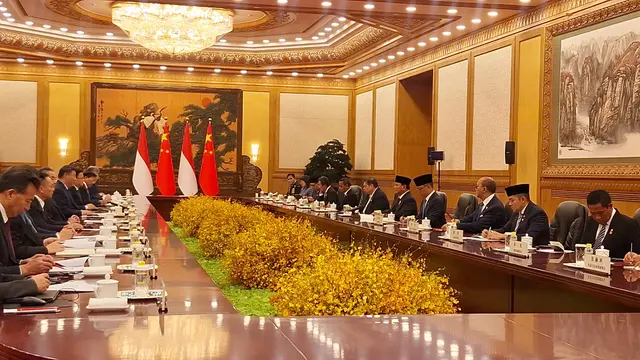 Presiden RI Prabowo Subianto melakukan pertemuan bilateral dengan Presiden China Xi Jinping di Great Hall of the People, Beijing, China, Sabtu (9/11/2024) (Liputan6.com/Lizsa Egeham)