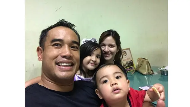 Makan di Pinggir Jalan, Ini 6 Gaya Sederhana Ardi Bakrie saat Asuh Anak