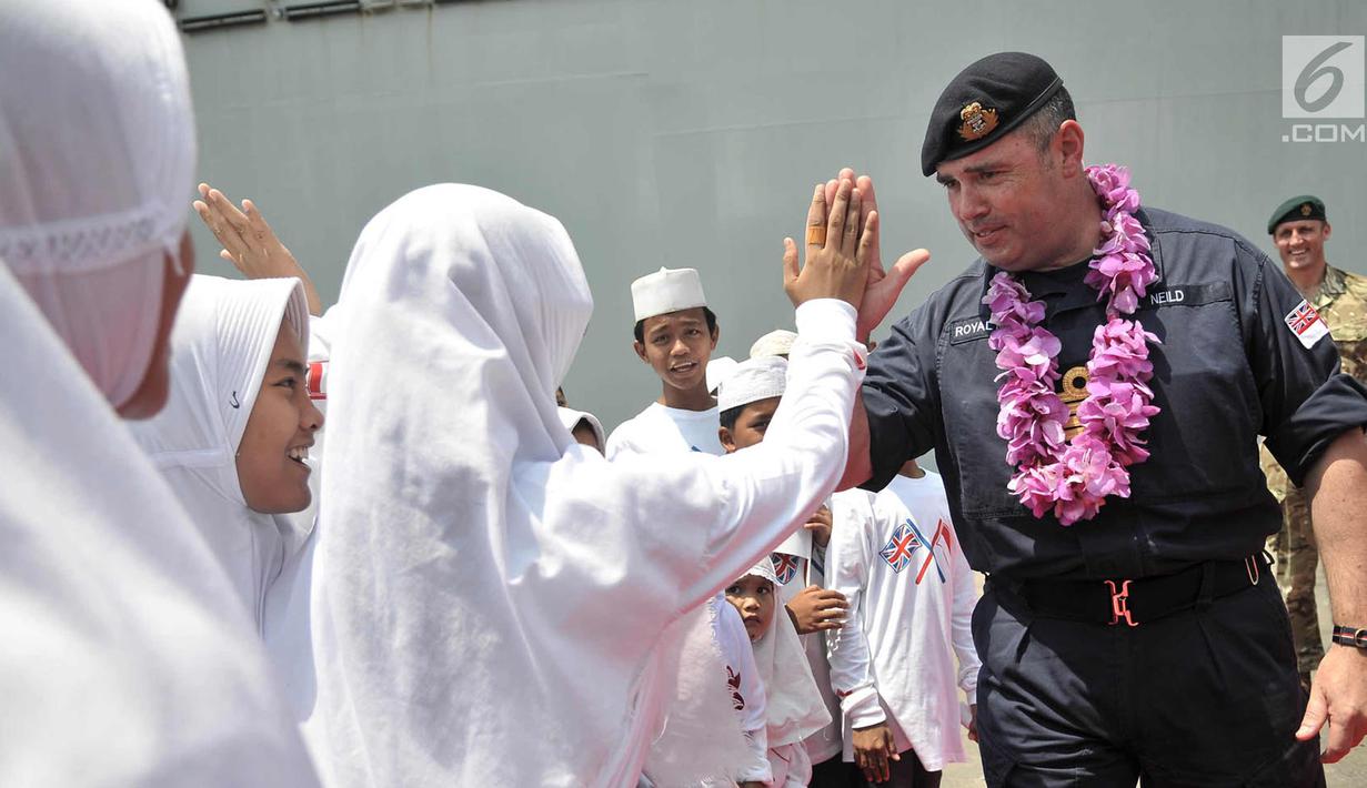 Kapten HMS Albion Tim Nield menyapa anak-anak panti asuhan saat tiba Pelabuhan Tanjung Priok, Jakarta, Minggu (22/4). Kapal HMS Albion rencananya akan bersandar selama tiga hari di Jakarta. (Merdeka.com/Iqbal S. Nugroho)