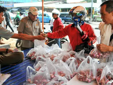 Warga berdatangan untuk membeli bawang merah, Jakarta, Kamis (26/5/2016). Kementerian Pertanian menggelar pasar murah di kawasan Pasar Minggu, Jaksel. (Liputan6.com/Yoppy Renato)