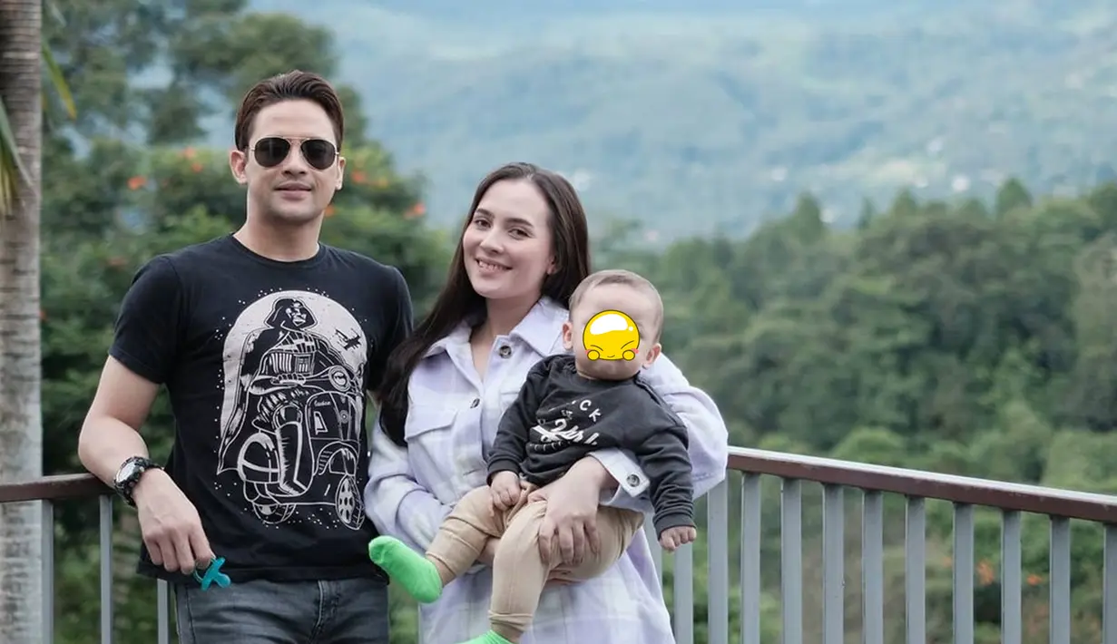 <p>Dikesehariannya bersama sang istri, Lucky Perdana memang memiliki penampilan yang terkesan simpel. Hanya memakai kacamata dan kaus hitam, gaya bintang sinetron Candy itu banjir pujian. (Liputan6.com/IG/@_luckyperdana)</p>