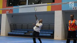 Aksi Menteri PUPR, Basuki Hadimuljono bertanding bulu tangkis di Training Facility Gelora Bung Karno, Jakarta, Kamis (10/5). Kunjungan Menteri Basuki untuk meninjau berbagai kesiapan fasilitas dan prasarana Asian Games 2018 (Liputan6.com/Angga Yuniar)